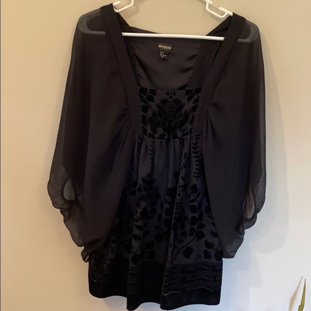 EUC H&M Black Blouse. size Med